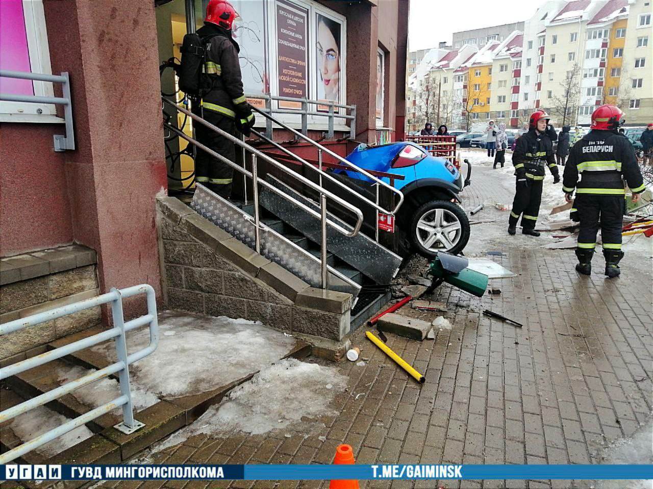 В Минске водитель не справился с управлением и влетел в подвальную кофейню