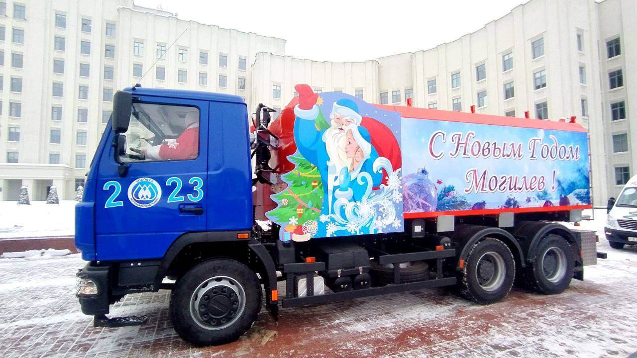 Сегодня в Могилеве прошел автопарад «За рулем Дед Мороз»