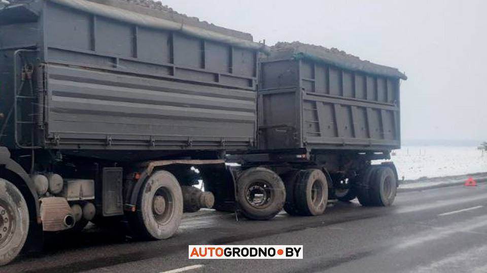 Сегодня в Скидельском районе у грузовика на ходу отвалилось колесо и врезалось во встречный Volkswagen. Посмотрите, как выглядит легковушка после встречи с таким «снарядом»