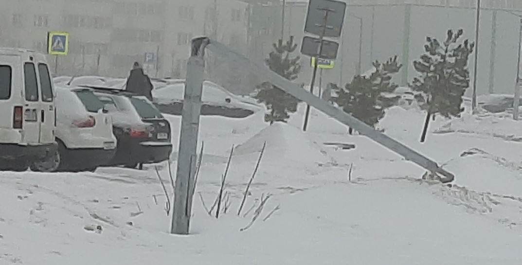 В Могилеве мусоровоз снес три фонарных столба