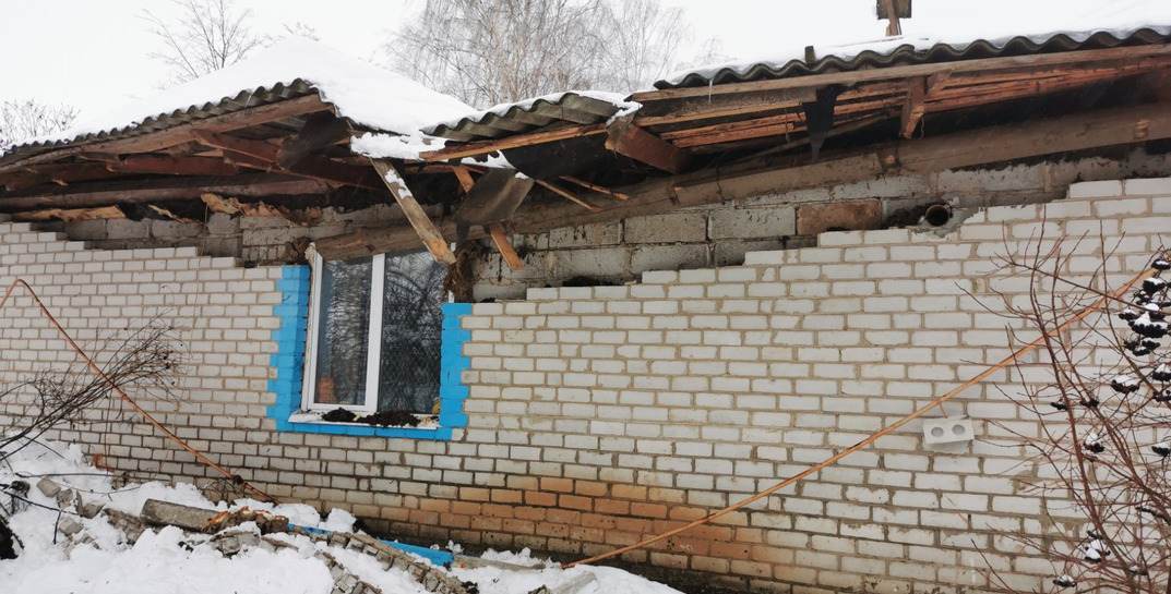 В Могилевском районе под тяжестью снега обрушилась кровля дома и повредила газовую трубу