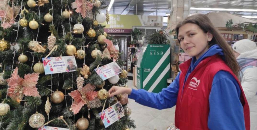 В могилевском ЦУМе установили «Елку желаний»