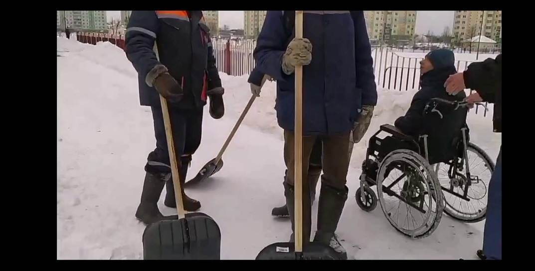 Могилевчане жалуются, что из-за снега на дорогах ребенок-инвалид не может передвигаться по городу. Рабочие-дорожники: «Скажите спасибо, что хоть так почистили»