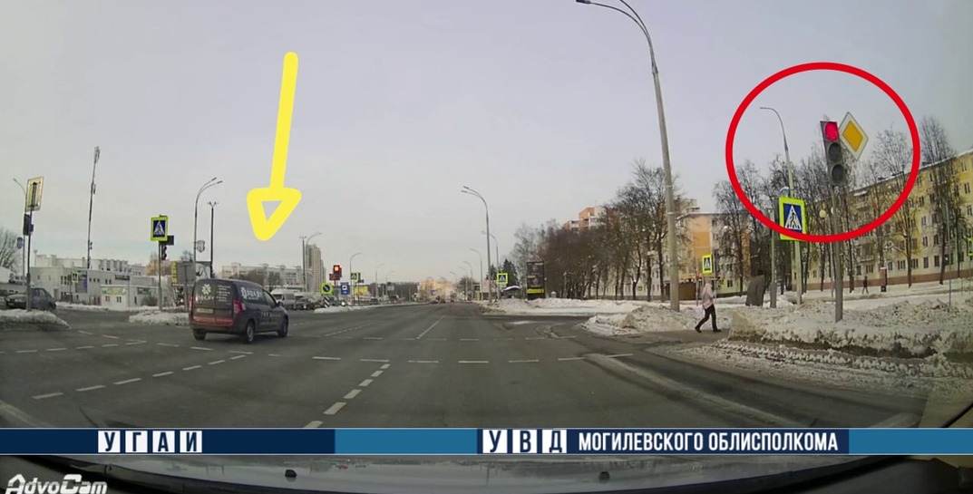 В Могилеве водитель проехал пешеходный переход, не дождавшись зелёного сигнала — видео момента попало в ГАИ