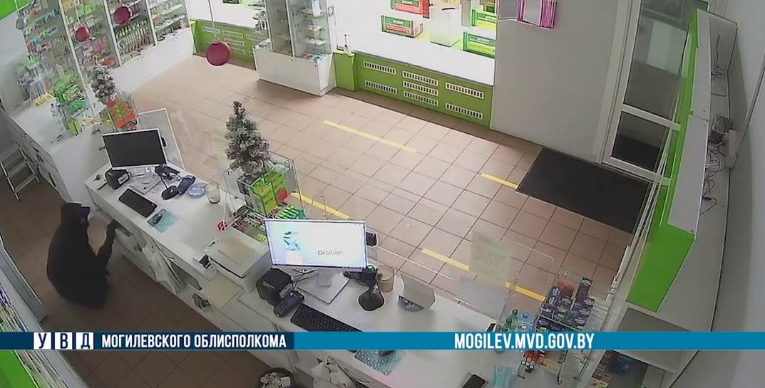 В Могилеве мужчина залез через окно в аптеку и вынес оттуда 5 тысяч рублей. По такой же съеме он ограбил торговый павильон