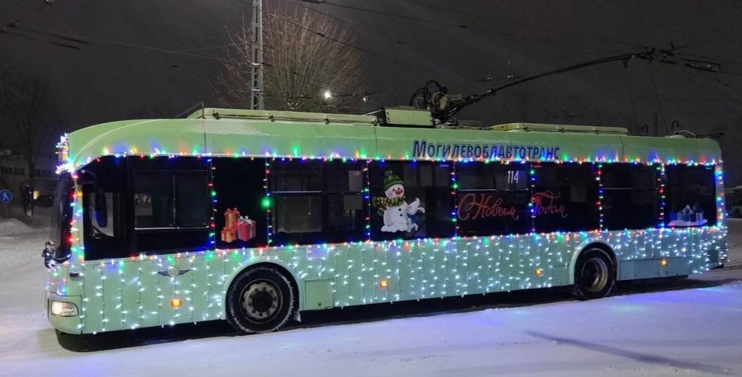 В Могилеве появились новогодние троллейбусы