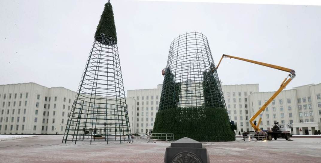 В Могилеве продолжают монтировать главную елку области — самую высокую в Беларуси