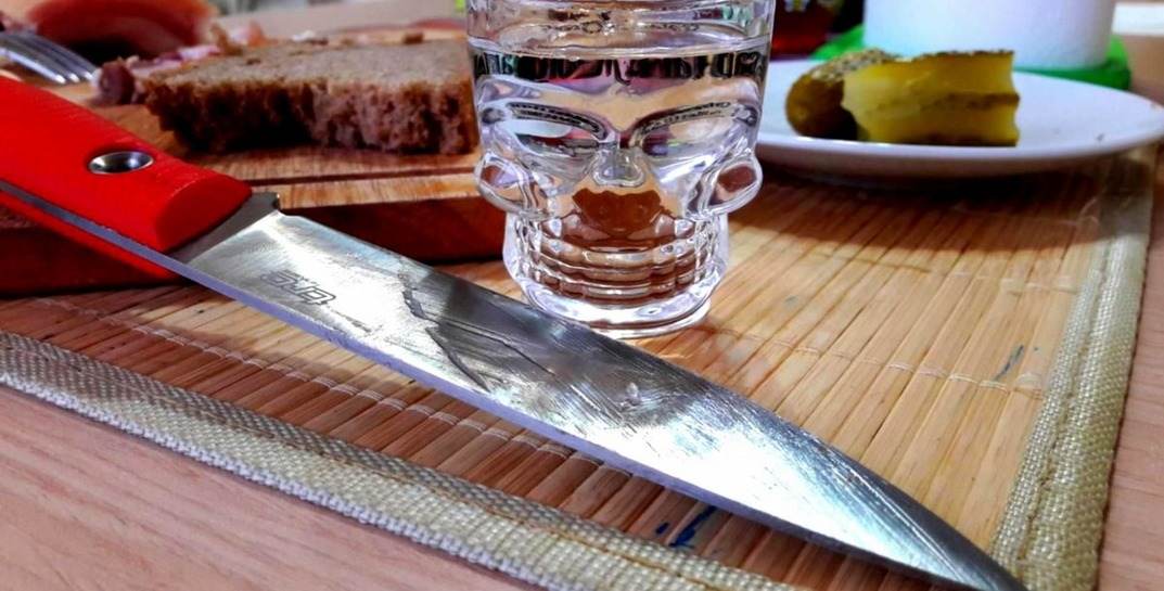 В Дрибинском районе во время попойки мужчина признался собутыльнику, что был влюблен в его покойную жену. Закончилось всё поножовщиной