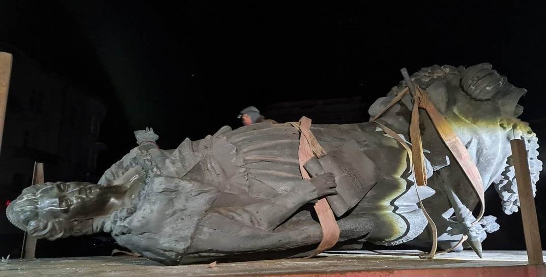 В Одессе демонтировали памятники Екатерине II и Александру Суворову