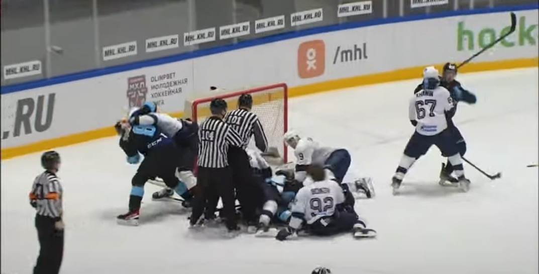 На матче в Бобруйске хоккеисты устроили массовую драку и получили 204 минуты штрафа