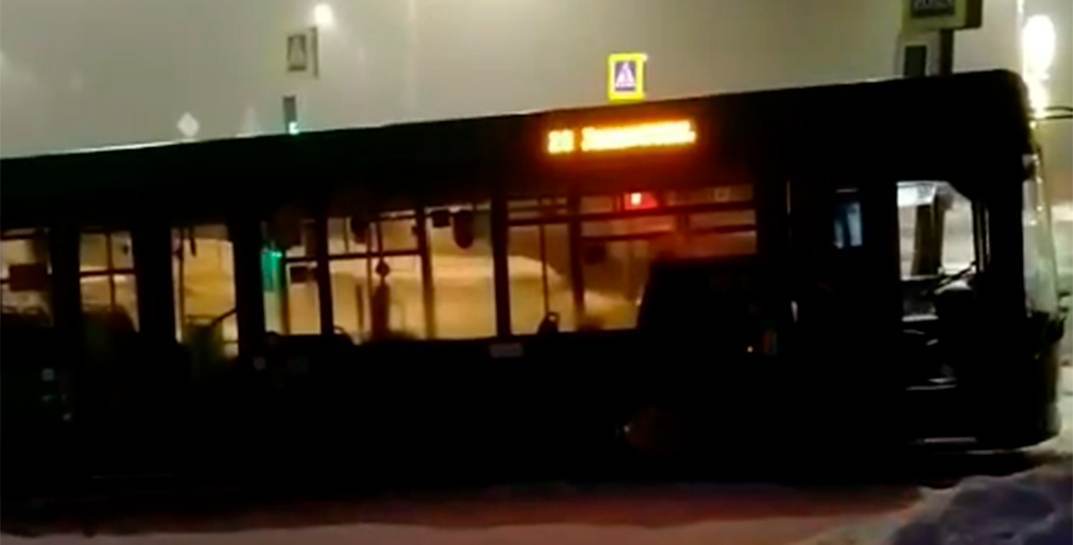 ДТП на перекрестке Турова-Крупской: автобус «нырнул» на тротуар