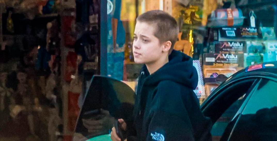 Дочь Джоли и Питта, которая с детства «чувствует себя парнем в теле девочки», засветилась с бритой головой