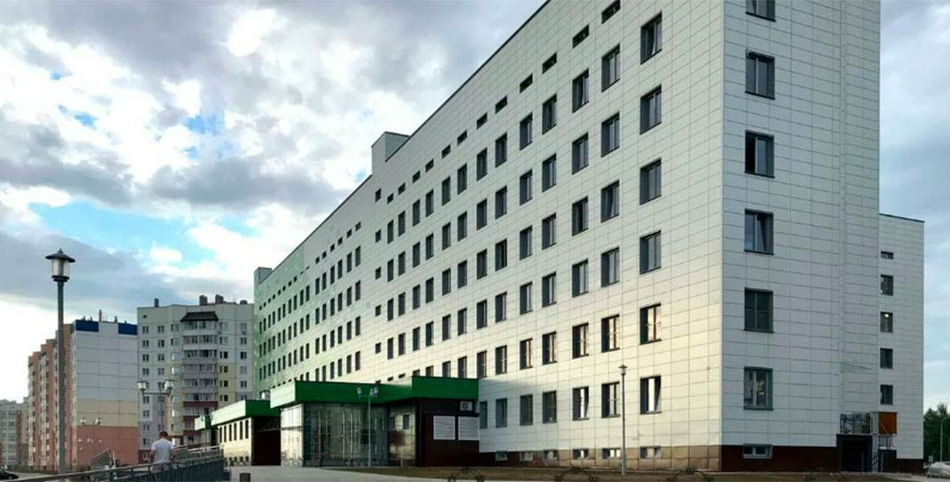 Минздрав пообещал повысить зарплаты врачам, которые получают менее 2300 рублей