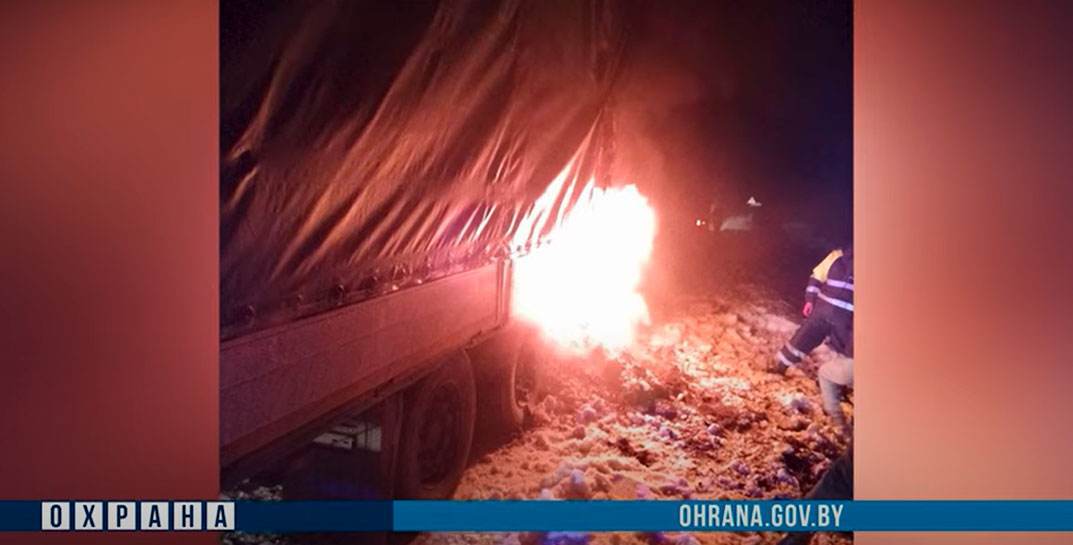 В Бобруйске у фуры загорелась шина. Тушили сотрудники Департамента охраны