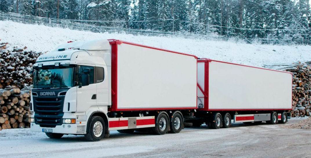 После потасовки парня оставили лежать на дороге — по нему проехал фургон с прицепом