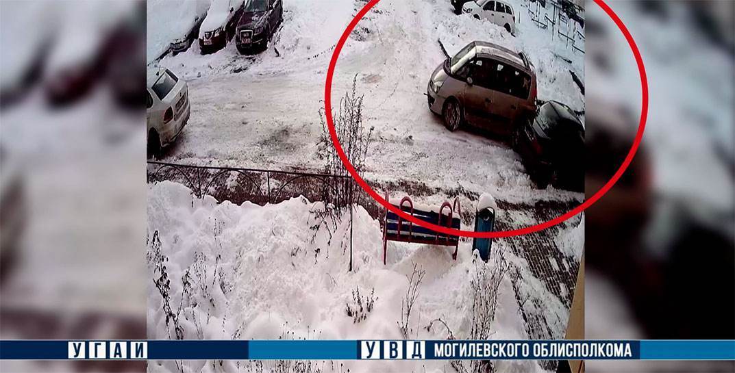 В Бобруйске водитель совершил столкновение со стоящей позади машиной, осмотрел повреждения и… уехал