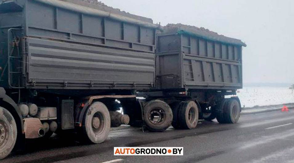 Сегодня в Скидельском районе у грузовика на ходу отвалилось колесо и врезалось во встречный Volkswagen. Посмотрите, как выглядит легковушка после встречи с таким «снарядом»