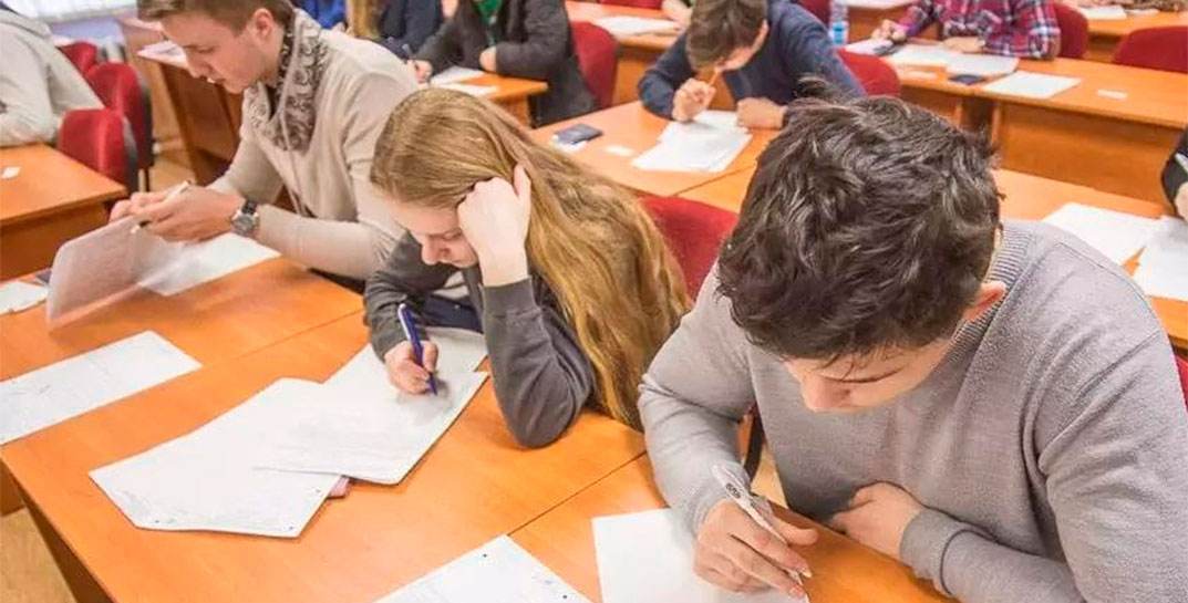 Выпускники 11-х классов будут сдавать два обязательных централизованных экзамена