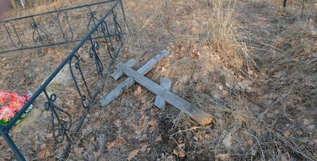 23-летний могилевчанин, работавший в организации ритуальных услуг, обкрадывал могилы на кладбищах и… продавал украденное частным клиентам