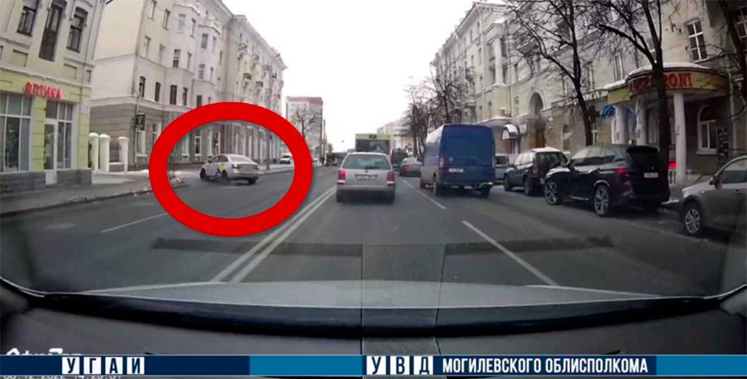 В Могилеве таксист выехал на «встречку», чтобы выручить другого водителя