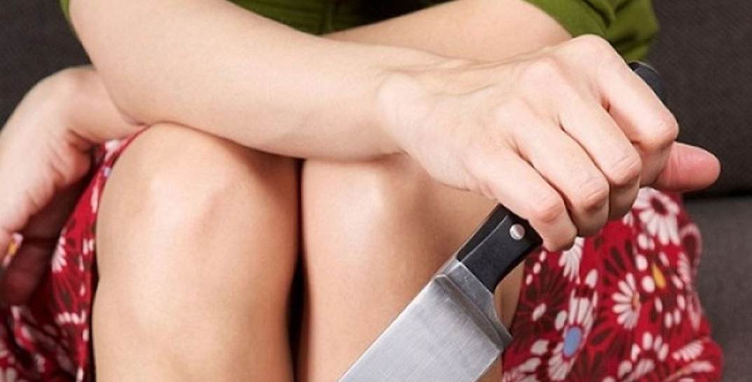 В Бобруйске женщина ударила мужа ножом в грудь, когда тот потребовал исполнения супружеского долга