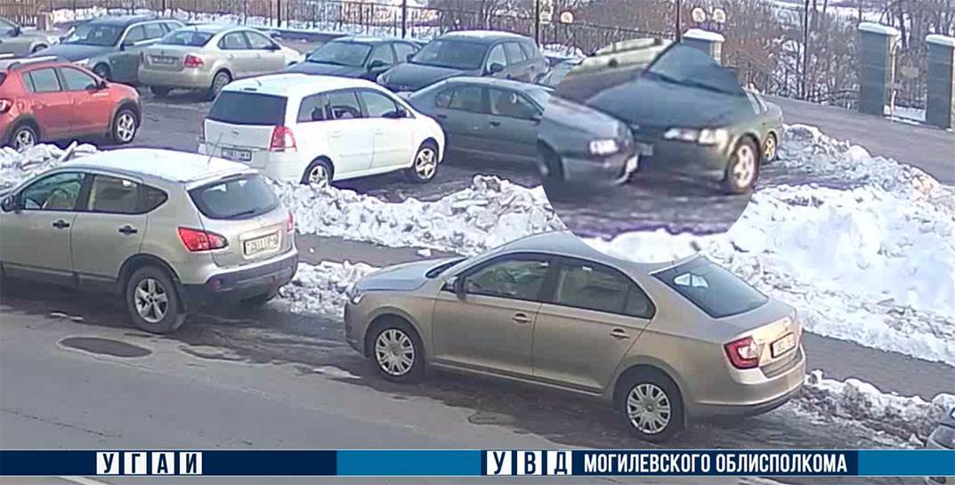 18-летняя могилевчанка при попытке припарковаться два раза зацепила соседнюю машину и скрылась с места аварии: девушке грозит лишение прав на 2 года