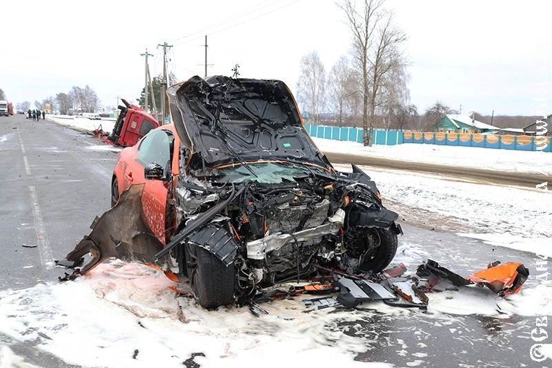 Фото, которые хочется развидеть. Вчера в Рогачеве произошло ДТП, в котором водитель одного авто погиб, другой получил серьезные травмы