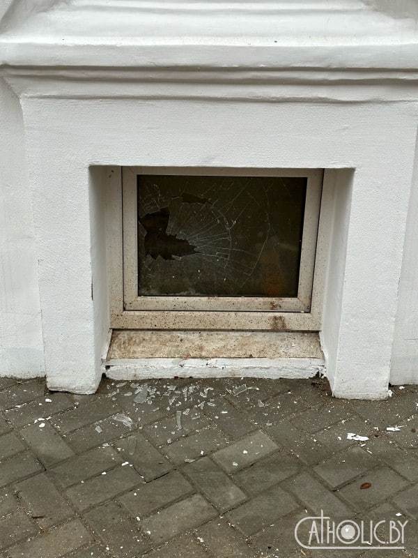 Акт вандализма в Могилеве: ночью неизвестные разбили стекла в старинном костеле св. Станислава