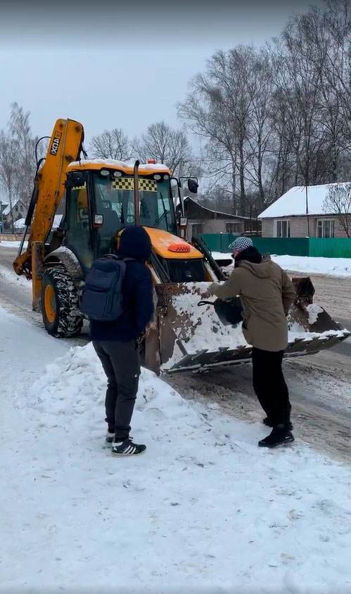 «Всего за сто условных единиц». Могилевский блогер, продававший воздух в Минске и открывший «Шаурму в рассрочку» в Витебске, открыл первое в мире такси на тракторе