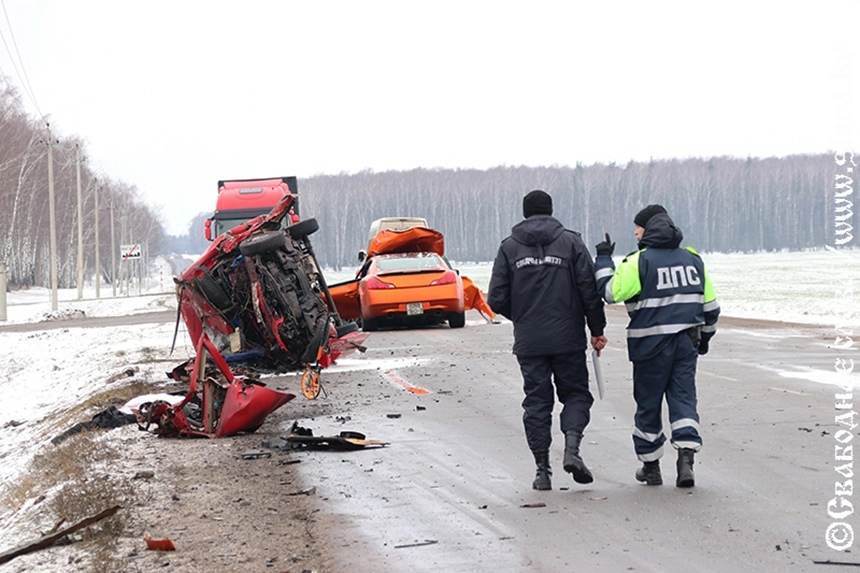 Фото, которые хочется развидеть. Вчера в Рогачеве произошло ДТП, в котором водитель одного авто погиб, другой получил серьезные травмы