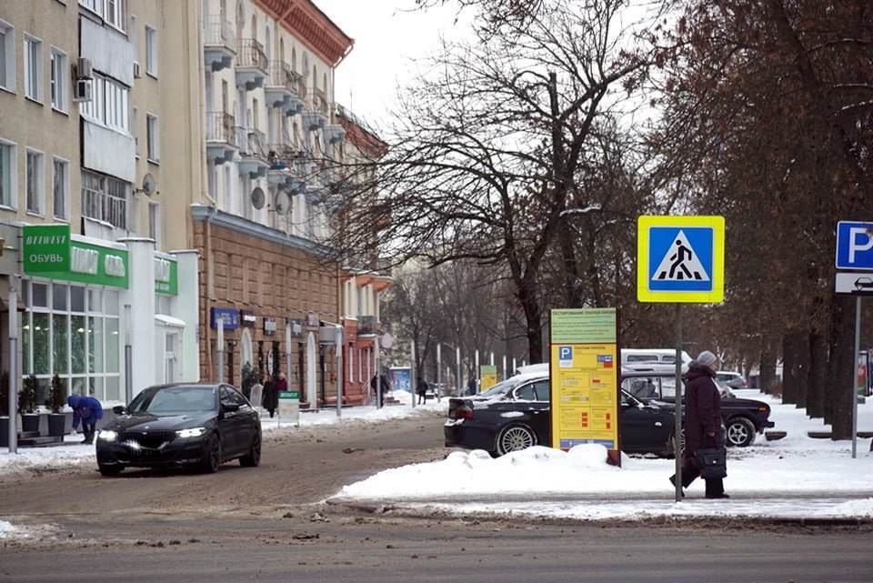 В феврале за парковку по бульвару Ленина и улице Миронова начнут брать деньги, за этой платной парковкой последуют другие