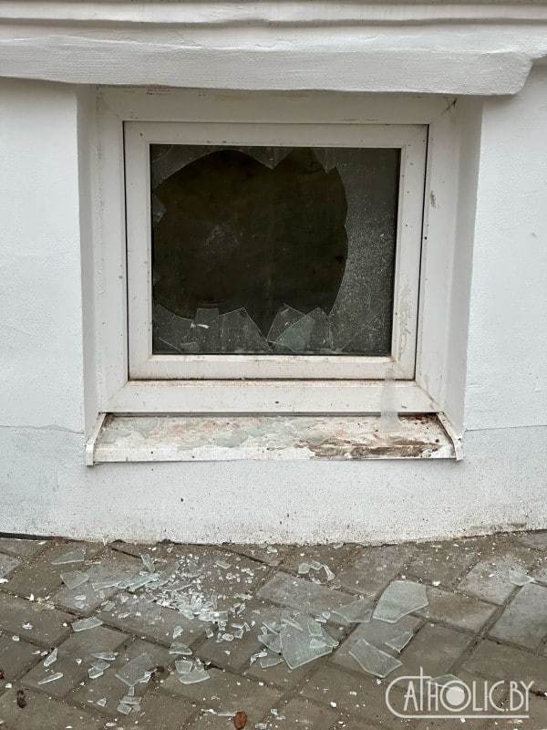 Акт вандализма в Могилеве: ночью неизвестные разбили стекла в старинном костеле св. Станислава