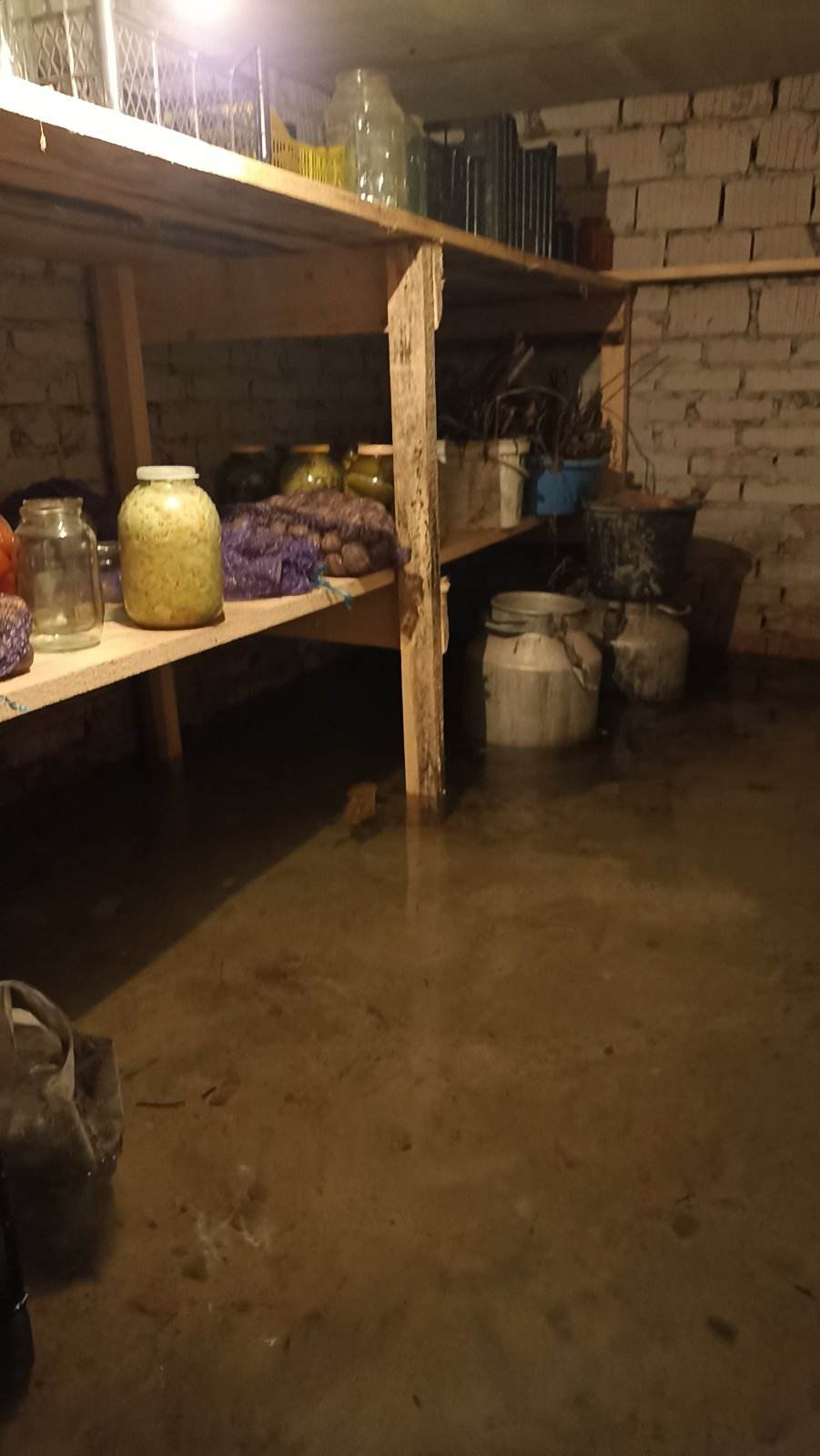 Жизнь в доме в Больших Белевичах: в подвале вода, в квартирах сырость и испорченные полы