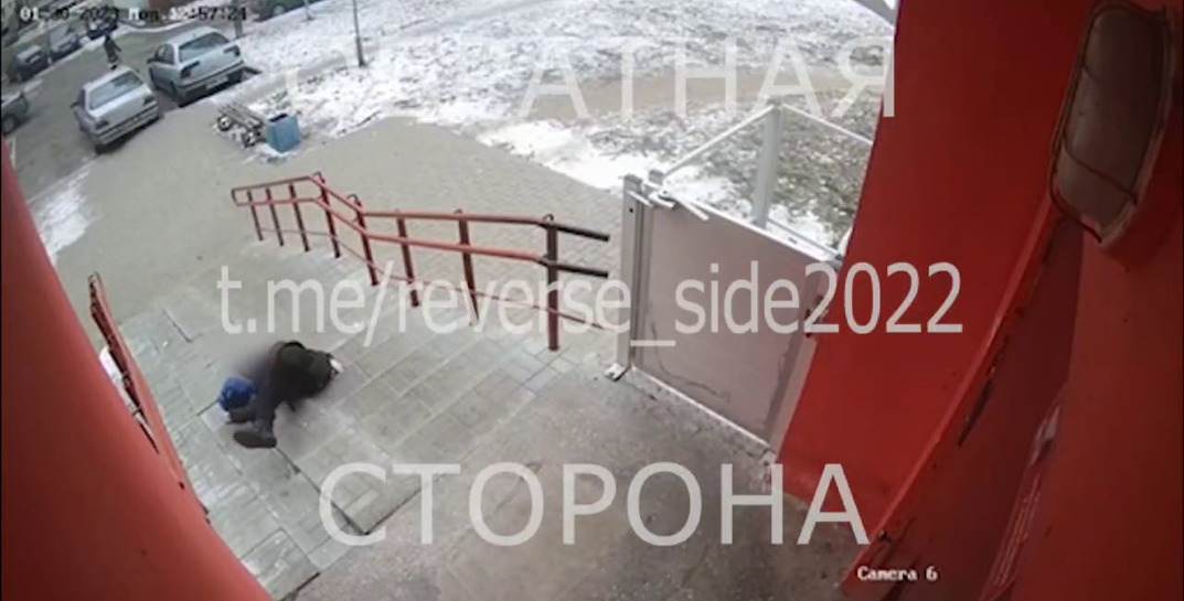 В Гомеле на голову 10-летнего мальчика с балкона бросили пивную бутылку — у ребенка ушиб мозга и субдуральная гематома