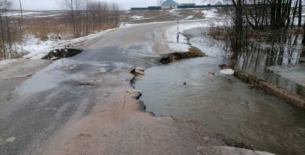 В Круглянском районе из-за таяния снега размыло дорогу, а в Славгородском на притоке Сожа уровень воды превысил опасную отметку