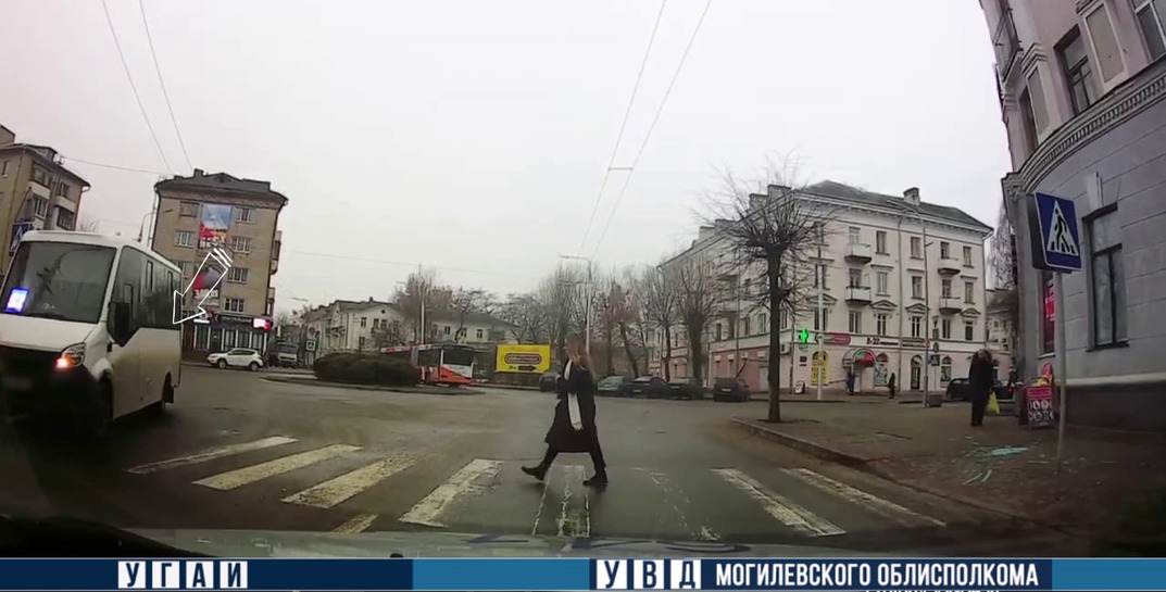 В Бобруйске маршрутка не пропустила пешехода на переходе прямо на глазах ГАИ. Карма не заставила себя долго ждать