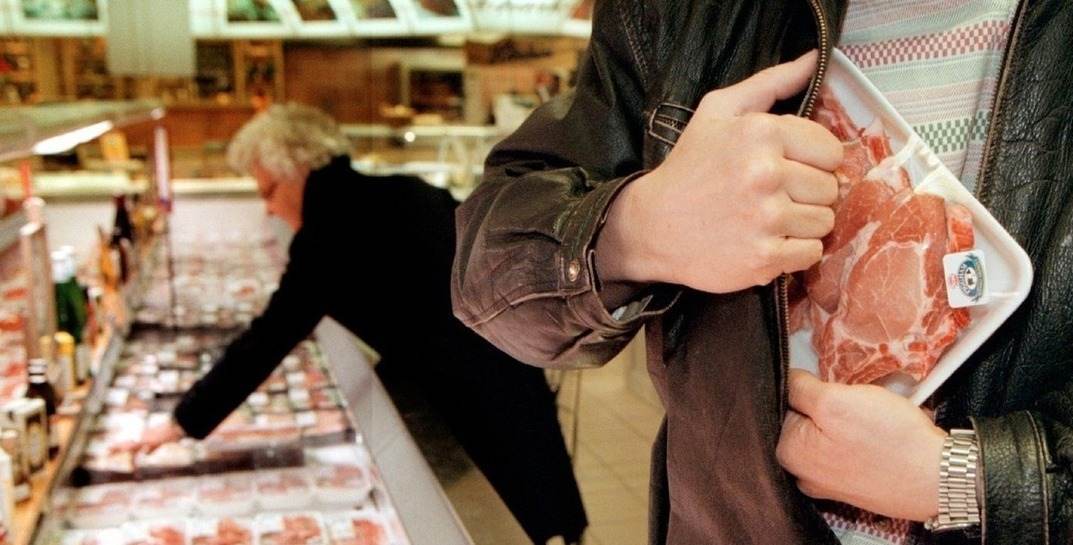 В Могилеве парень целую неделю незаметно выносил товар из магазина — всего вышло на 500 рублей