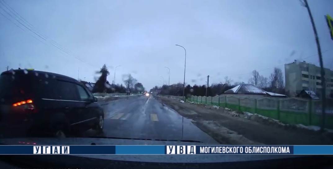 В Кричеве гаишники по видео оштрафовали водителя, который совершил обгон на переходе