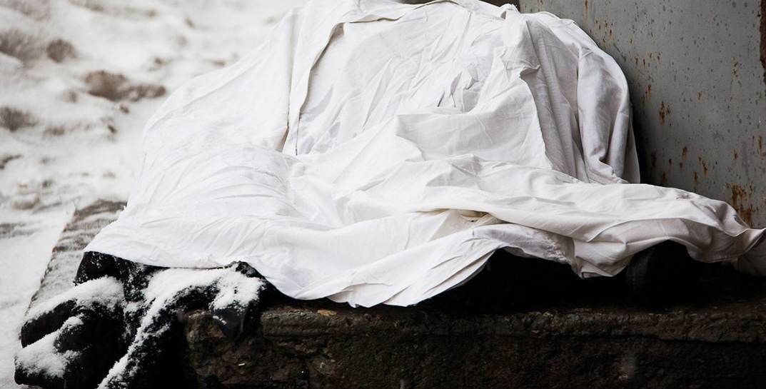 В подвале многоэтажки в Могилеве нашли труп мужчины — эксперты установили его личность и выяснили причину смерти