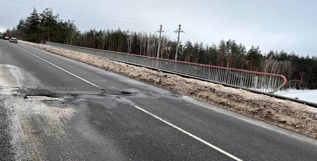 «Каско ни у кого нет». Несколько машин влетело в ямы на участке дороги в Могилевской области. Кто теперь будет оплачивать ремонт?