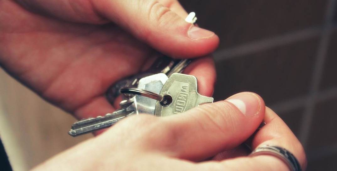 В Могилеве мужчина после увольнения не отдал ключи от раздевалки предприятия, а затем вынес оттуда имущества на две тысячи рублей