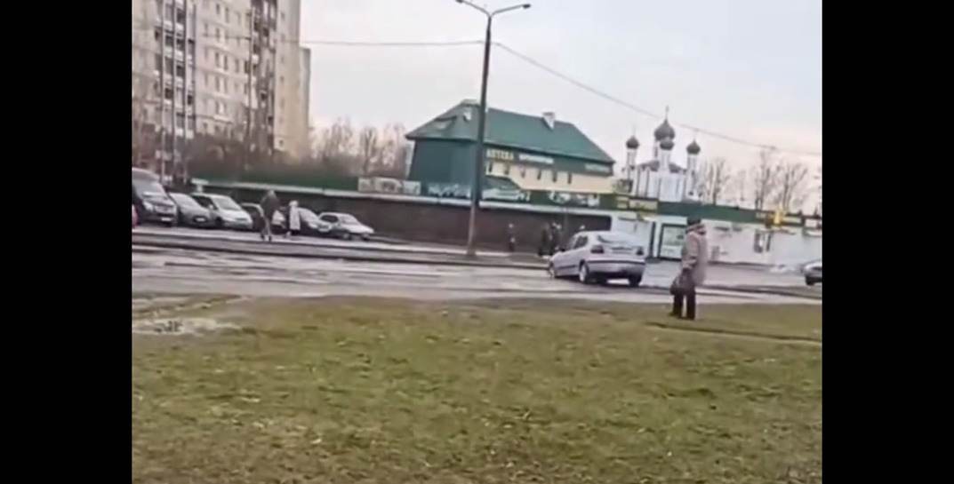 Видеофакт: автомобиль без водителя несколько минут кружил по Барановичам