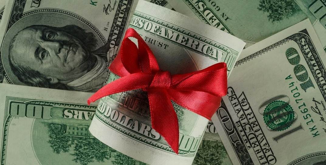 В Лиде ищут парня, подарившего девушке-продавцу три тысячи долларов