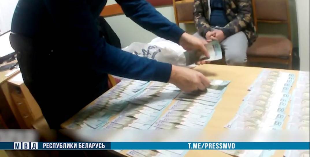 Замдиректора одного из крупных заводов Бобруйска задержали за «систематическое получение взяток»