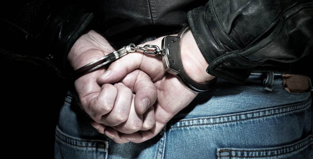 В Минске мужчина закрыл избитого и связанного сожителя в комнате, а когда обнаружил труп, «маскировал» запах разложения духами и растворителем