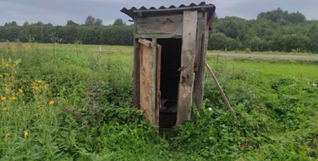 Белоруска родила дочь прямо в деревенском туалете, а через десять минут малышка умерла в выгребной яме — женщину осудили, смотрите, на сколько