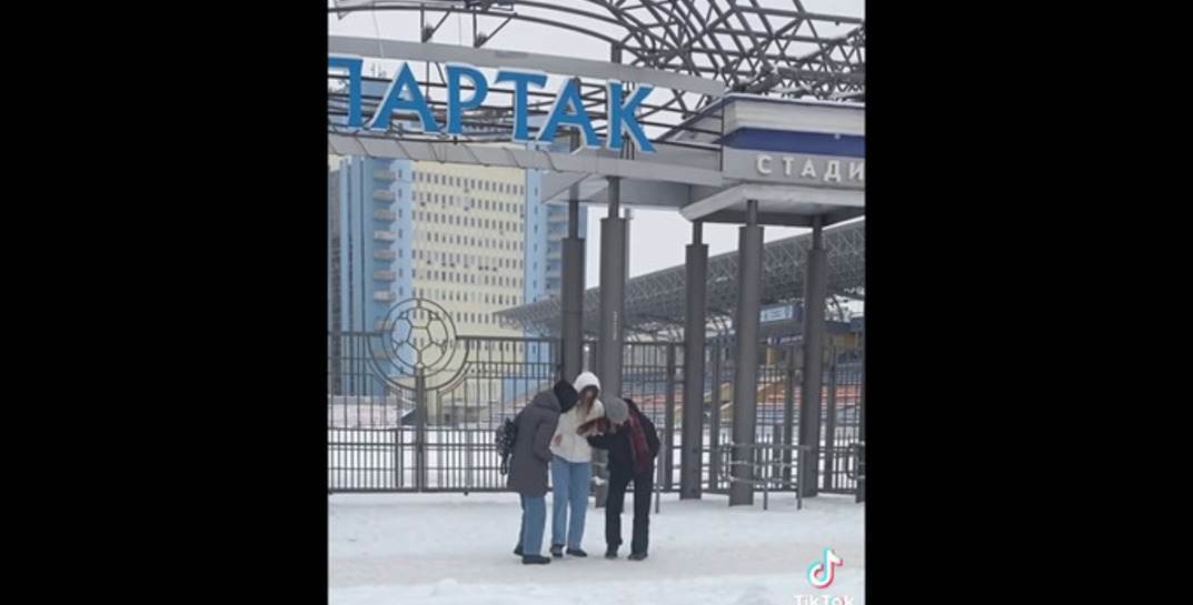 Могилевские блогеры заморозили купюру в 50 рублей напротив стадиона «Спартак» и посмотрели на реакции могилевчан