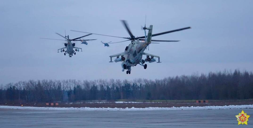 В белорусском небе летают военные вертолеты и самолеты. В Минобороне рассказали, что происходит