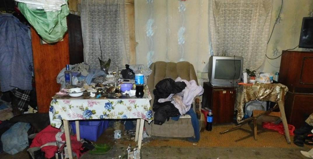 В Белыничском районе две родные сестры так отметили новогодние праздники, что оказались под следствием: одна чуть не зарезала мать, другая — разбила бутылку на голове отчима
