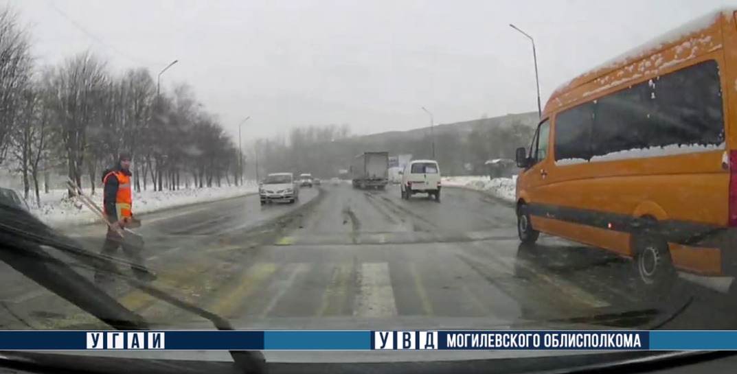 В Могилеве микроавтобус не пропустил пешехода на переходе прямо на глазах ГАИ. Карма не заставила себя долго ждать